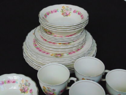 Woods Ivory Ware, England, 453, 33 pieces Dinner Setting - Image 4