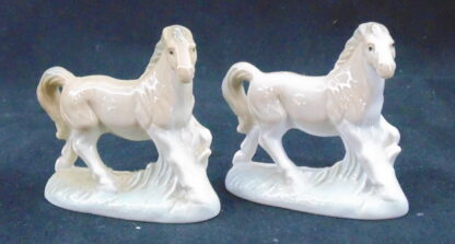 2 Horse Statues