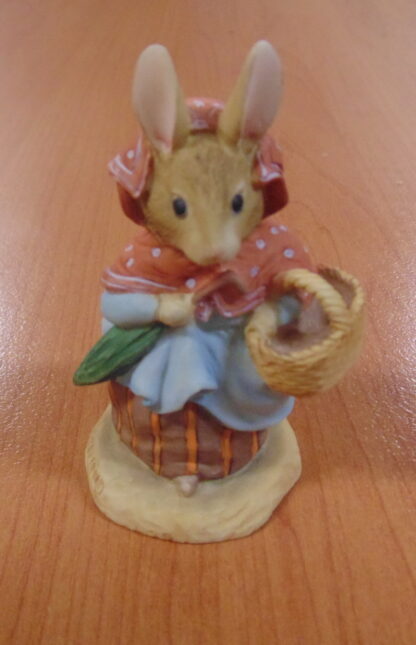 Mrs. Rabbit, Beatrix Potter, Statue