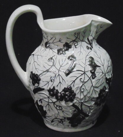 Wedgwood CMH 6869 3 Jug with Gold Vines