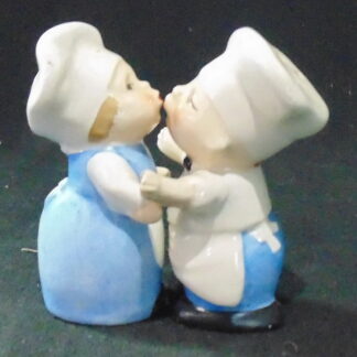 Kissing Chef Sault and Pepper shakers
