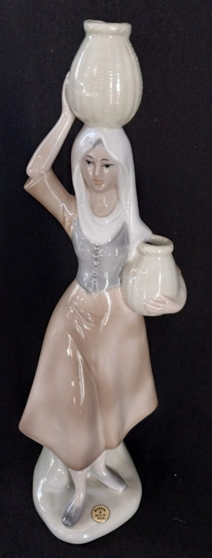 Mirete, Spanish, Lady with baskets statue